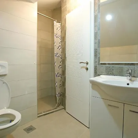 Located 3* מוסטר